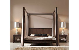 Cama con dosel