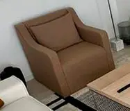 Butaca de diseño marrón bouclé