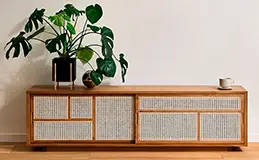 Mesa de televisión en madera de roble y rejilla Air