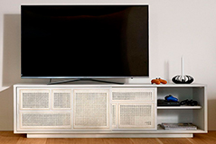 Mesa de televisión en roble teñido blanco y rejilla Air