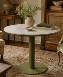 Mesa de comedor exterior verde y cerámica blanca
