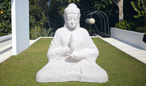 Buddha blanco con lámpara