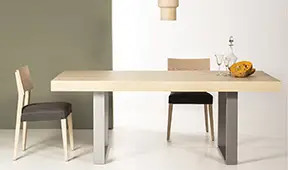 Mesa de comedor industrial con cubertero