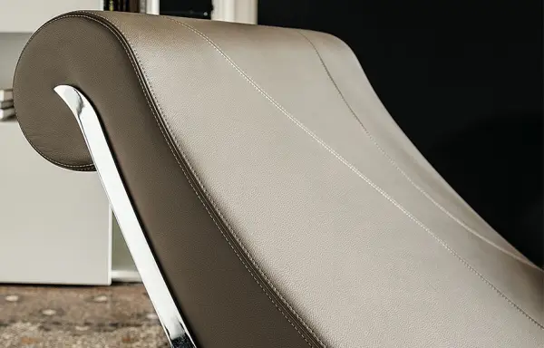 Chaise longue moderna Sylvester Cattelan