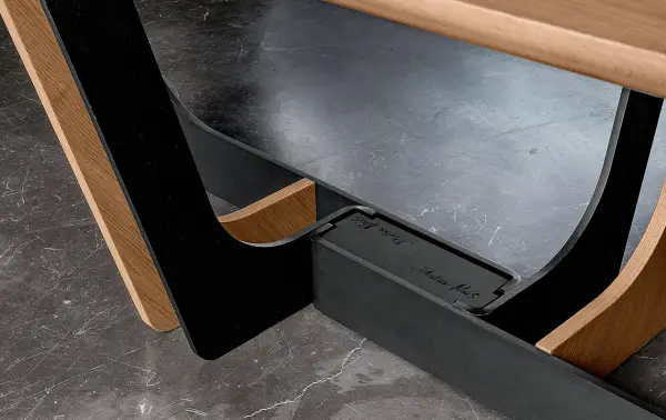 Mesa de comedor ova roble macizo y metal Cosmopolitan