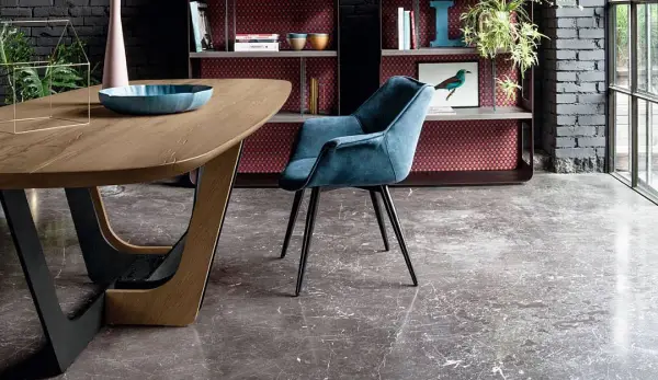 Mesa de comedor ova roble macizo y metal Cosmopolitan