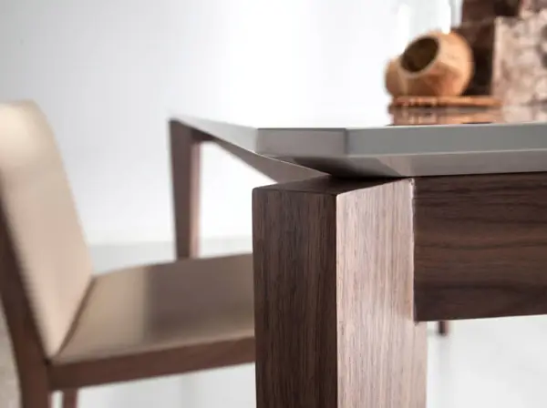 Mesa de comedor nogal y laca Jara