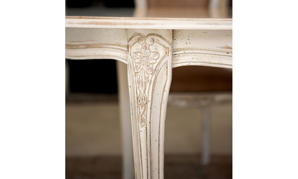 Mesa de comedor extensible oval blanco envejecido