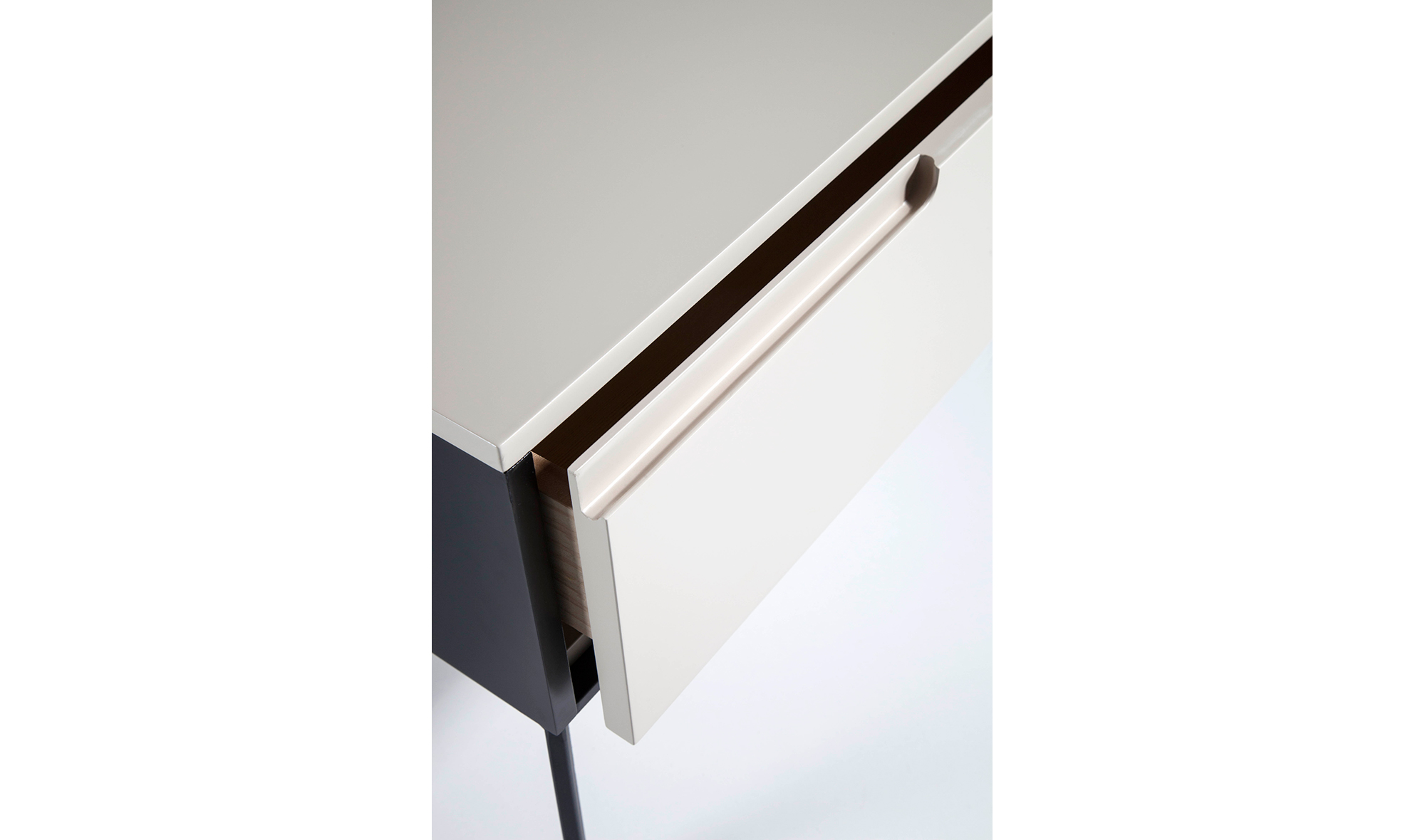 Mesa de noche lacada y acero maderana Elda