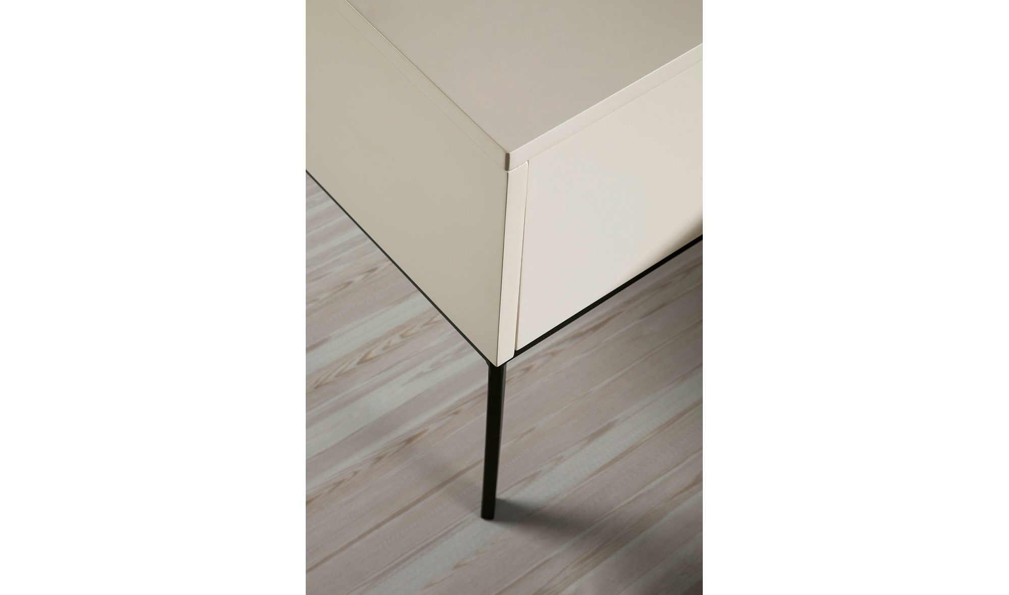 Mesa de noche lacada y acero maderana Elda