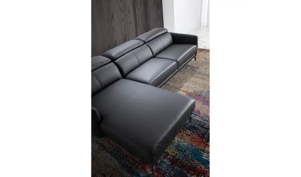 Sofá con chaise longue moderno piel y acero Atrani