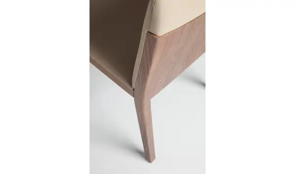 Silla moderna tapizada y nogal Bocalino