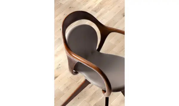 Sillón moderno tapizado y nogal Spropolo