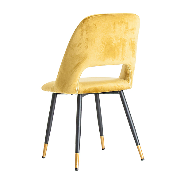 Silla tapizada en terciopelo mostaza patas negras y metal dorado