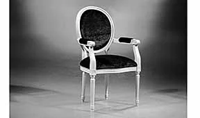 Sillón francés tallado y tapizado