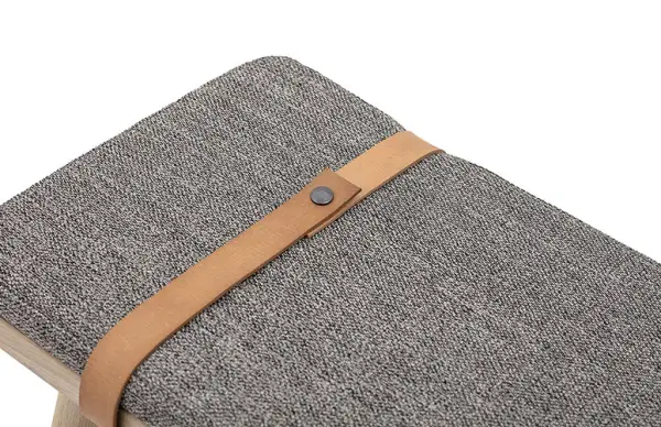 Pie de cama nórdico con cojín gris