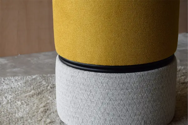Taburete bajo tapizado mostaza y gris
