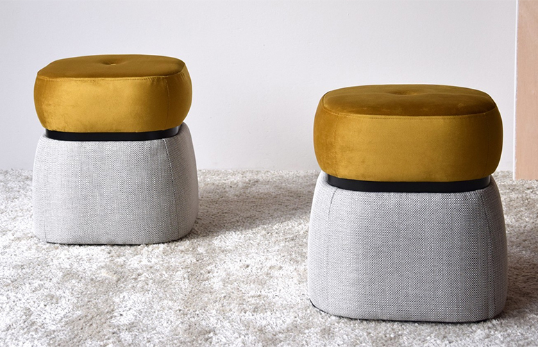 Taburete bajo tapizado dorado y gris