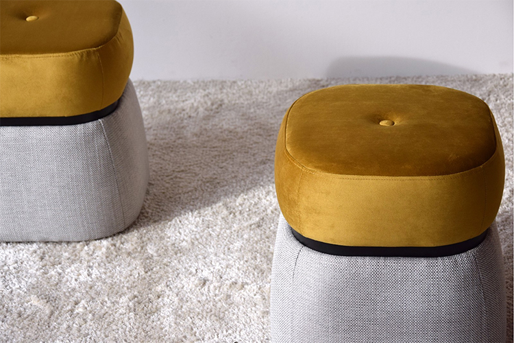 Taburete bajo tapizado dorado y gris