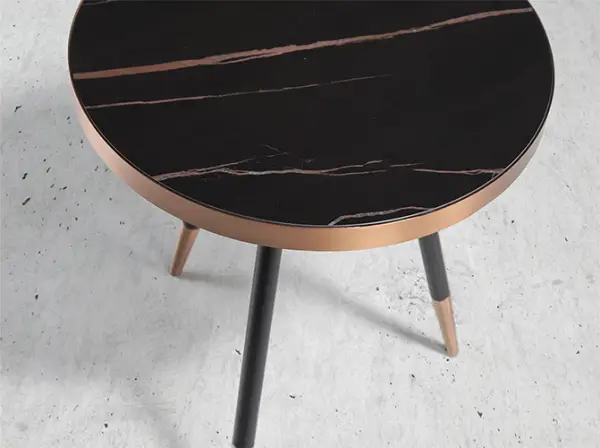 Mesa de rincón redonda en porcelánico negro