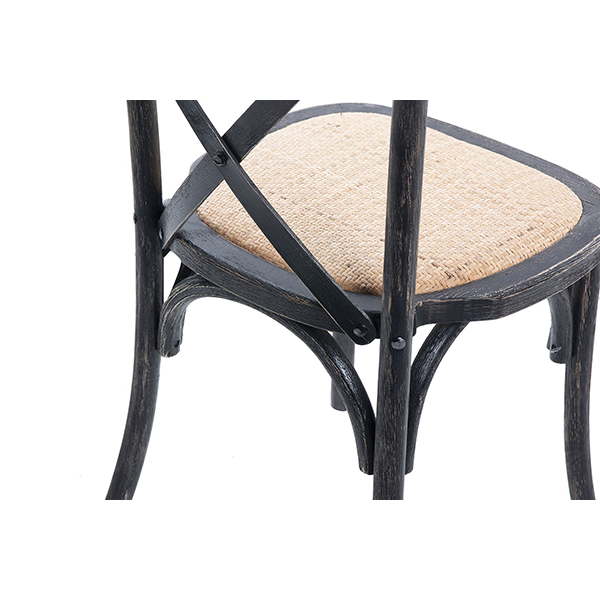 Silla colonial ratán y madera desgastada.