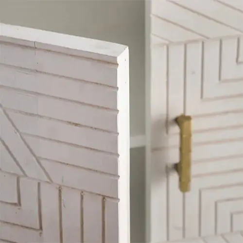 aparador madera blanca con estampado geometrico