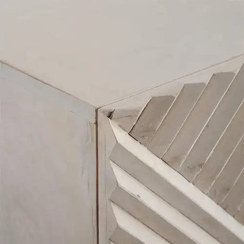 aparador estampado geometrico en blanco y dorado