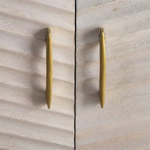 Aparador vintage de madera blanca rasgada