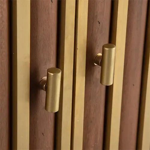 aparador de madera natural y dorado