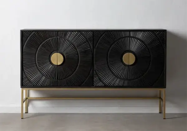 aparador de madera oscura y dorado con estampado circular
