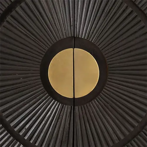 aparador de madera oscura y dorado con estampado circular