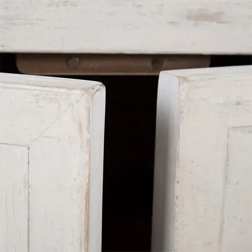 aparador de madera de olmo en blanco rozado