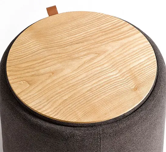 Puf tapizado gris y madera natural