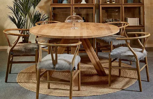 Silla de roble natural y piel