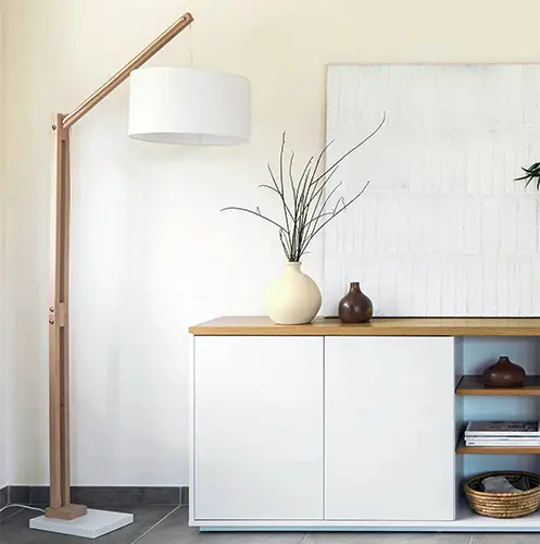 Lámpara de pie madera natural Izar tulipa blanca