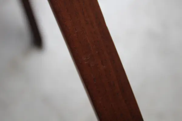 Sillón moderno tapizado y nogal Scilla Lig.defectos