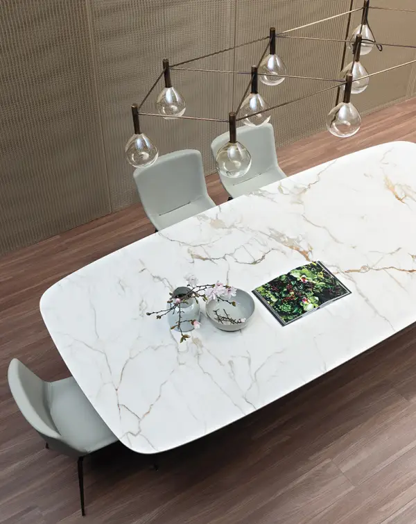 Mesa de comedor esquinas redondeadas cerámica Art Bonaldo