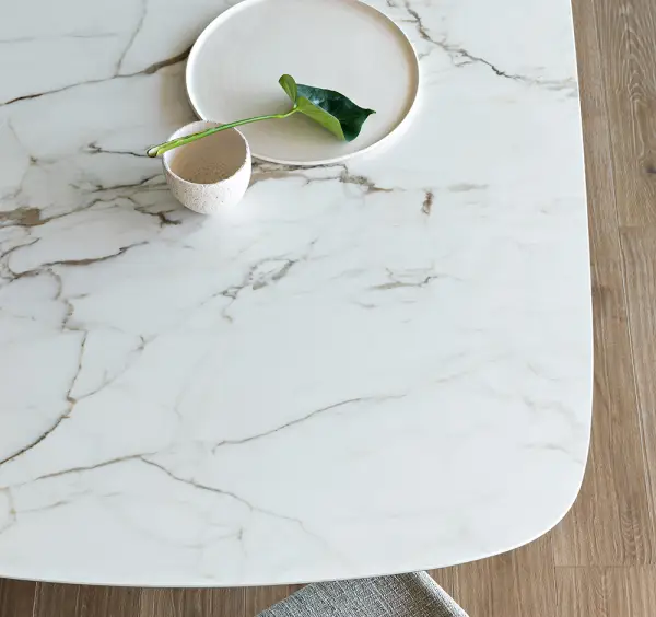 Mesa de comedor esquinas redondeadas cerámica Art Bonaldo