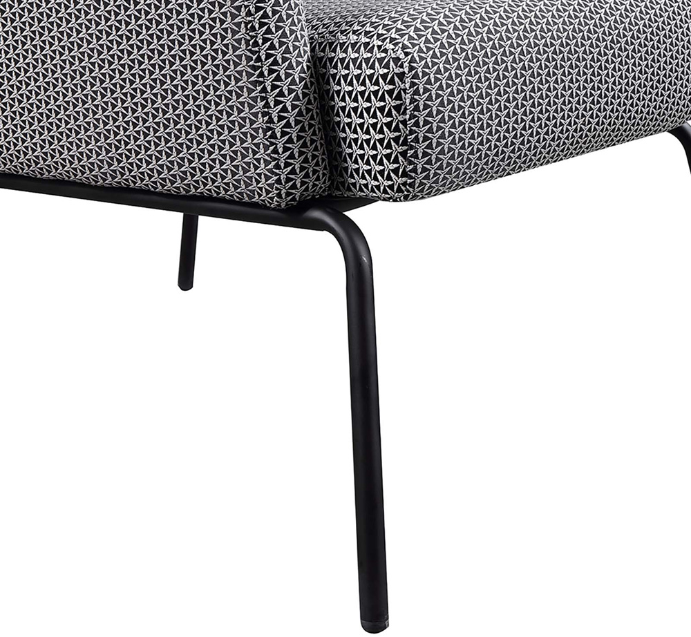 Butaca tapizada con dibujo geométrico triangular en crudo y negro