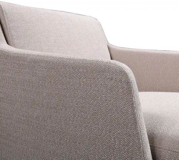 Butaca con reposa brazos y cojín tapizados en beige