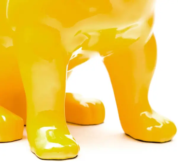 NAUNET Bulldog amarillo sentado