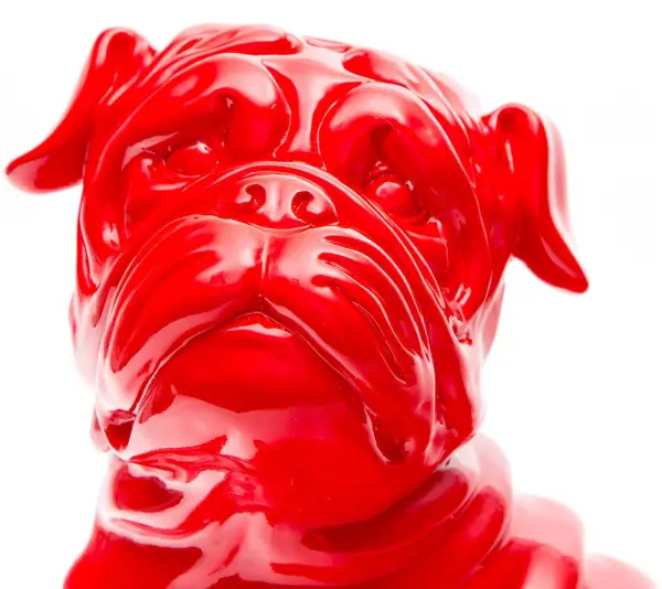 SKADI Bulldog rojo sentado