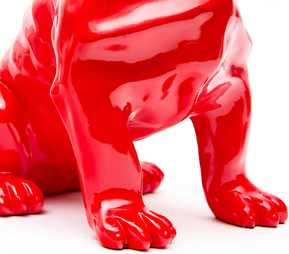 SKADI Bulldog rojo sentado