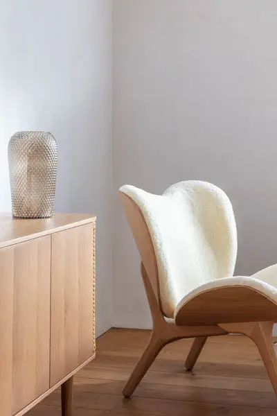Sillón nórdico tela oveja y roble Umag