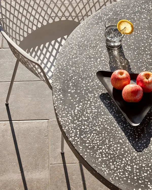 Mesa comedor Shanelle redonda terrazo negro