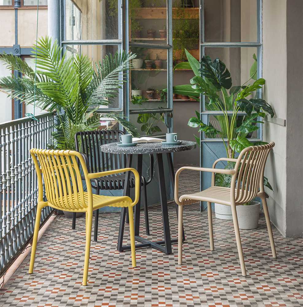 Mesa comedor de jardín negra de terrazo diámetro 70 cms. Tella