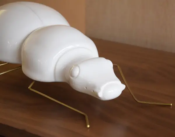 Figura decorativa escarabajo cerámico blanco