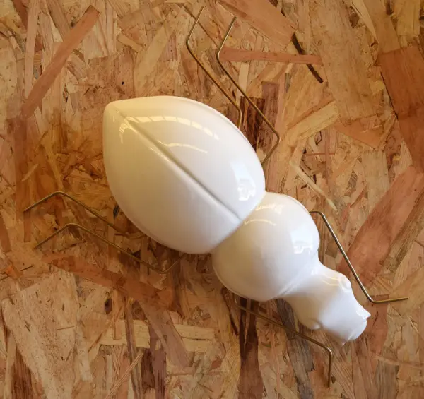 Figura decorativa escarabajo cerámico blanco