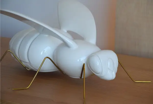 Figura decorativa abeja cerámico blanco