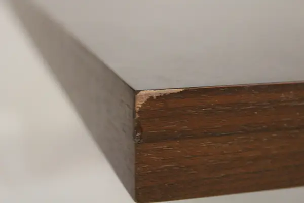 Mesa de comedor nogal oscuro y metal blanco Lig.defectos